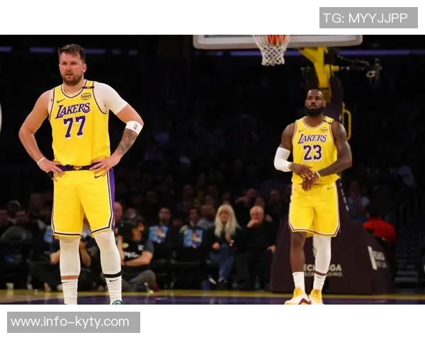 詹姆斯在东契奇和里夫斯的光芒下显得孤独让人心疼的篮球传奇